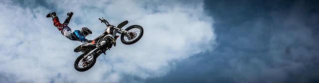 **Spalanie Kaskaderskie: Czy syntetyczne materiały odzieżowe zwiększają ryzyko obrażeń w porównaniu do naturalnych podczas płonącej odzieży?** - 1 2025