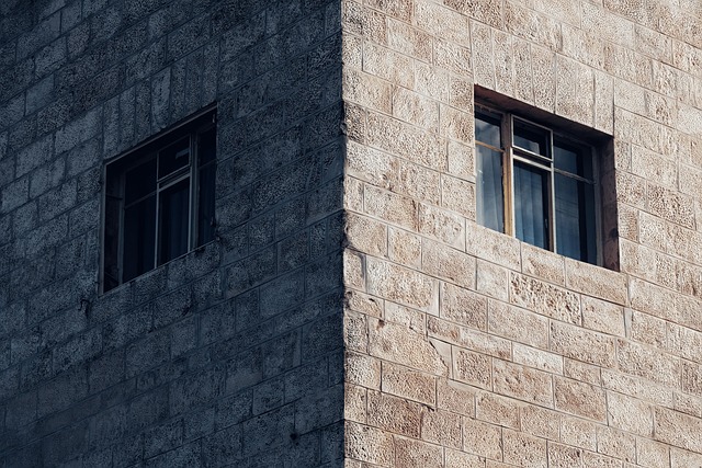 ** "Negative Space" w portrecie: Minimalizm vs. Maksymalizm - Który styl lepiej buduje napięcie? - 7 2025